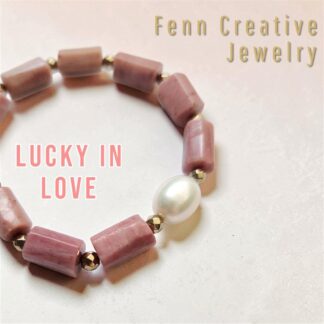 กำไลหิน Lucky in Love โรโดไนต์ ชมพูพาสเทล กับ มุกรี 1 เม็ด น้ำหนัก 17 กรัม