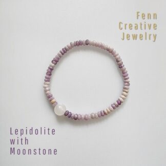 กำไลหิน Moon Blessings Lepidolite ม่วงพาสเทล กับ หิน Moon Stone ขาว 1 เม็ด น้ำหนัก 5 กรัม